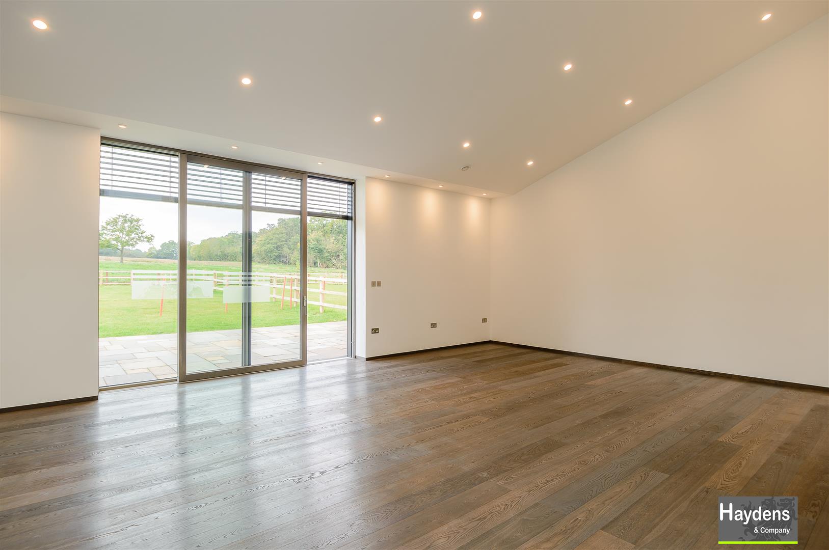 5 Bedrooms, House - Semi-Detached
